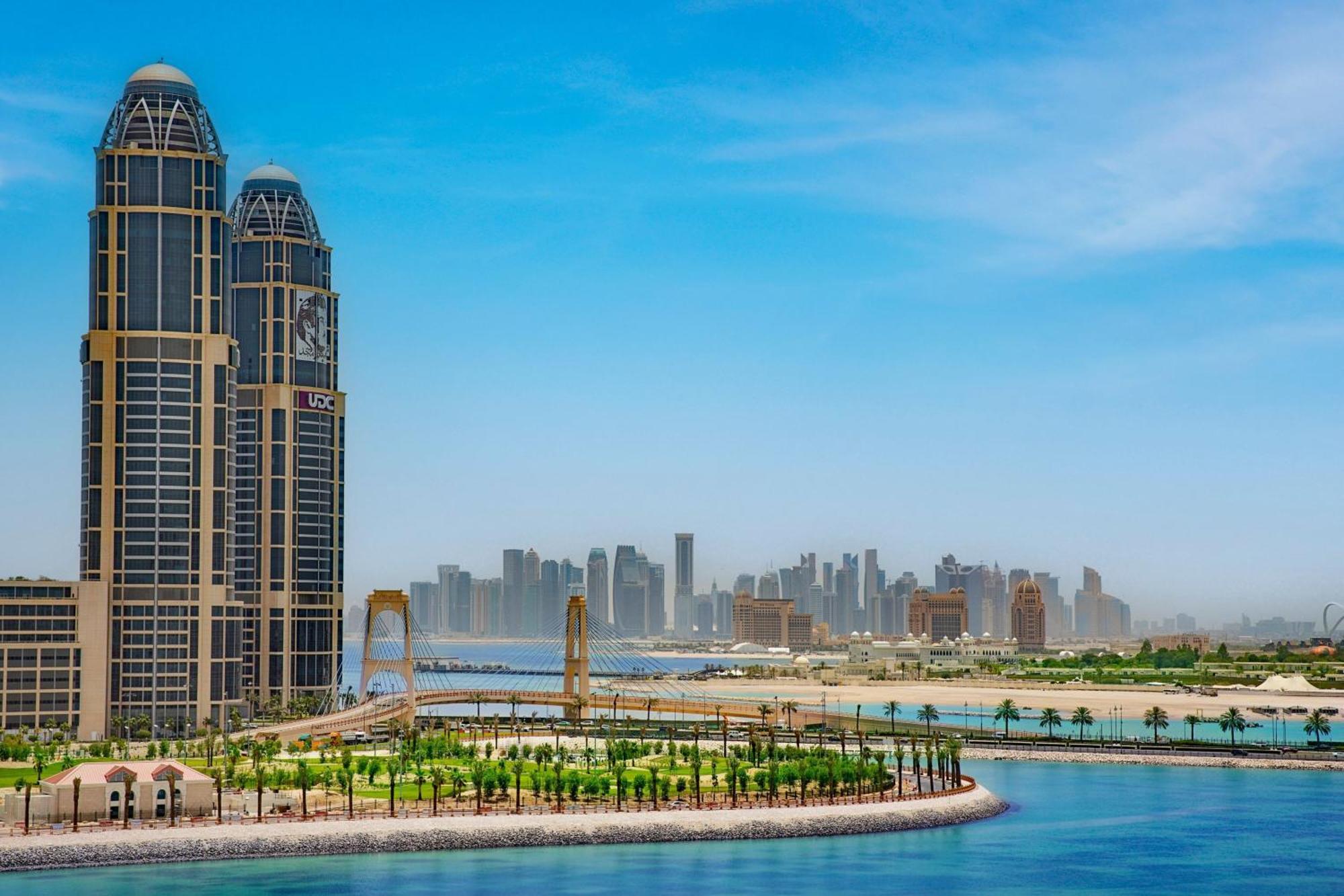 The Ritz-Carlton, Doha Hotell Exteriör bild View of the Pearl from the Qatari side
