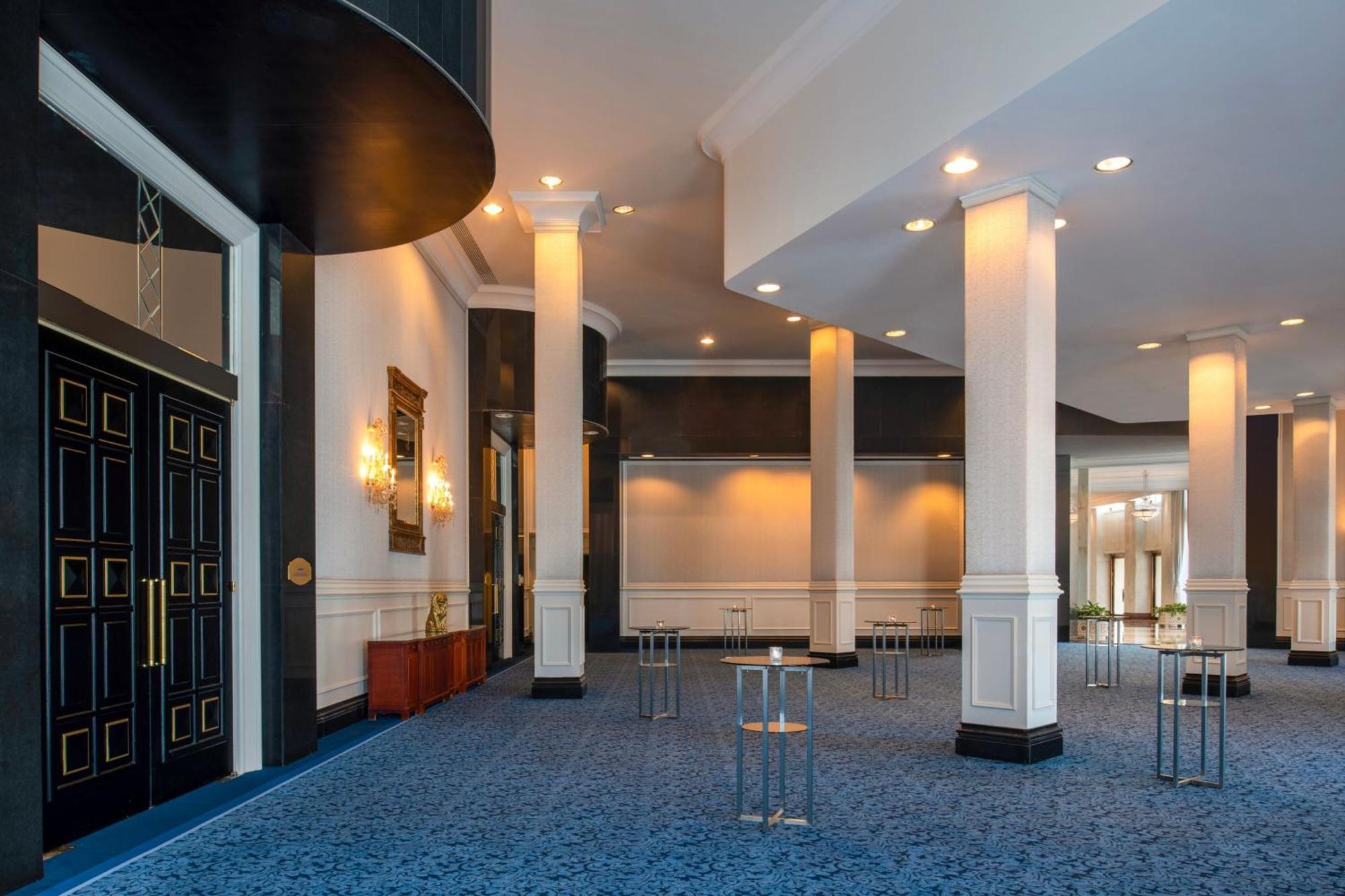 The Ritz-Carlton, Doha Hotell Exteriör bild The foyer of the Berlinale Palast
