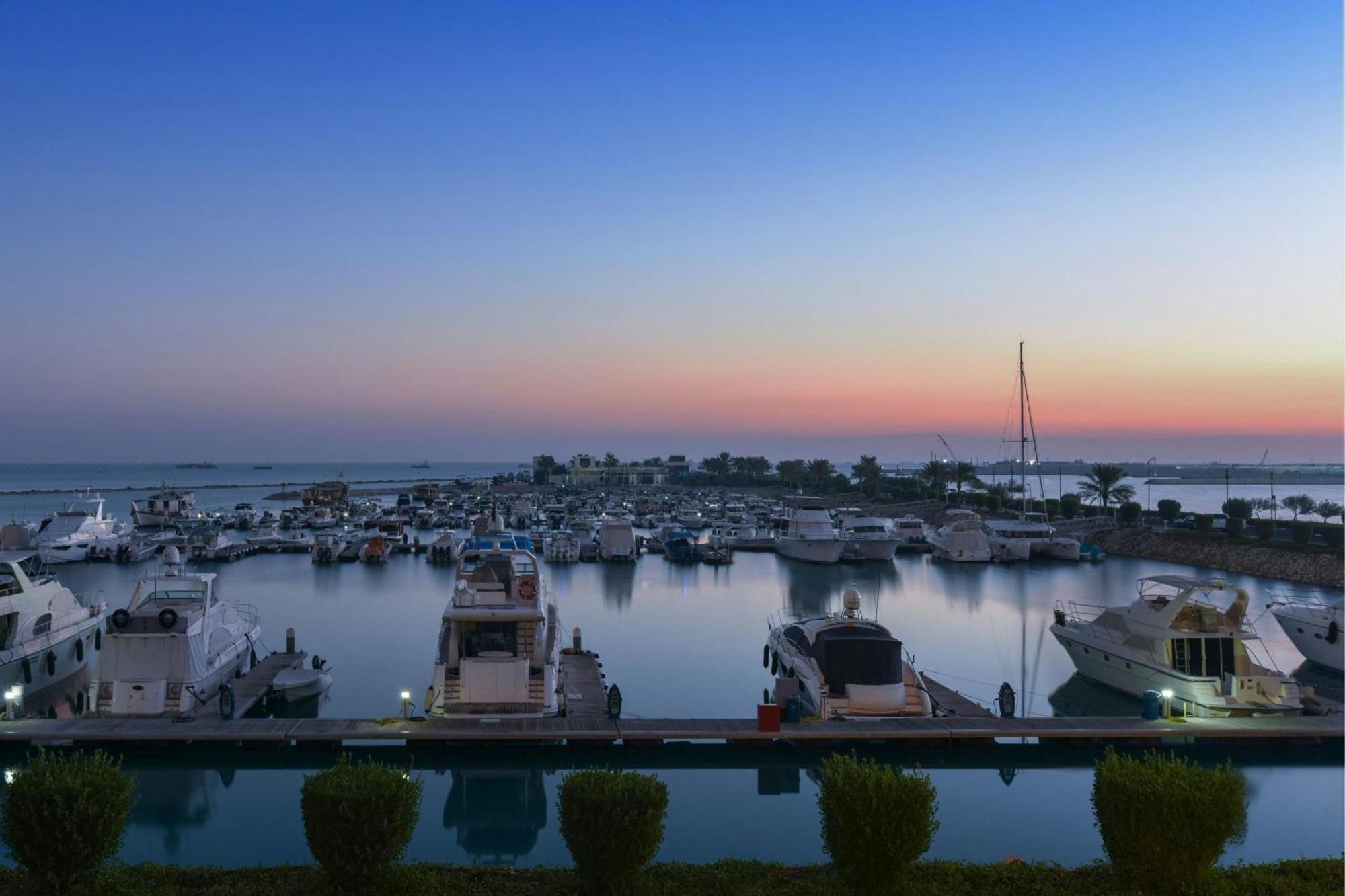 The Ritz-Carlton, Doha Hotell Exteriör bild The port of Rafina